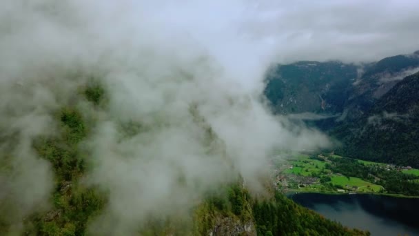 Vzdušný Panorami pohled z dronu v horách v oblacích. Rakouská příroda. 4k — Stock video
