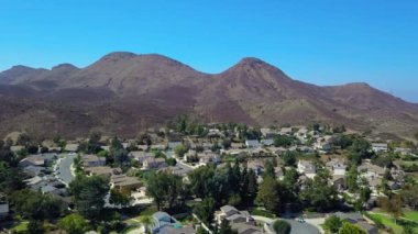 Bir banliyö mahalle whit dağ hava görünümünü. dron panoram taşıyın. California. Casus uçak