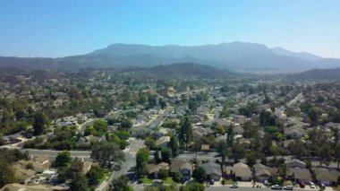 Bir banliyö mahalle whit dağ hava görünümünü. dron panoram taşıyın. California. Yavaş sinek
