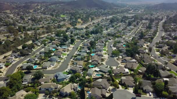 从鸟啊看一座郊区的街区。移动无人机全景。阳光明媚的加利福尼亚 — 图库视频影像