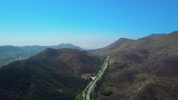 Hava dron kırsal ve uzun yol, California, ABD sarma. yukarı uçmak — Stok video