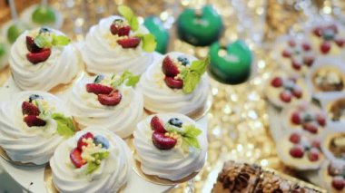 Beyaz şeker çubuğu düğün, şeker büfesi. portre ve döndür kamera