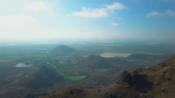 Aerial drone over countryside and long winding road and smal city, California, EE.UU. — Vídeo de stock