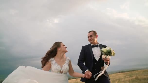 Hochzeitstag, Paar läuft jubelnd. Zeitlupe — Stockvideo