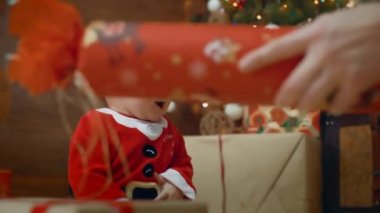 Şaşırtıcı baktı ona bir hediye vermek kadın anne şirin küçük erkek ya da kız bu elleri bir şekilde dekore edilmiş Noel ağacı ve Hediyelik yakınındaki alkışlar heyecanlı. Yakın çekim