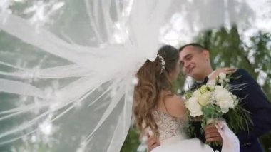 Aşk evlilik çift peçe park yavaş hareket öpüşme