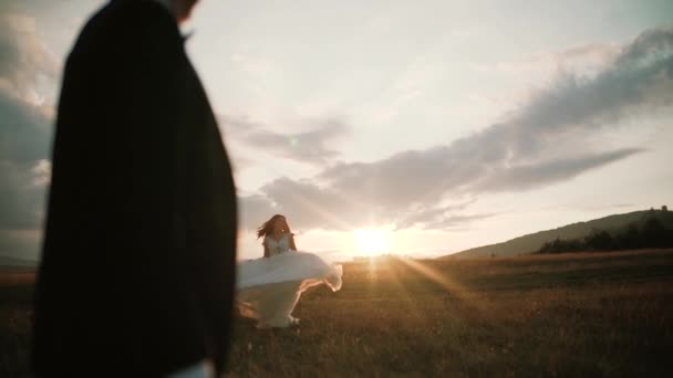 Hermosa pareja recién casada novia giro y novio mirando whit sunlights — Vídeos de Stock