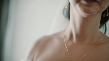 Zarif esmer gelin giymek güzel küpe, yakın