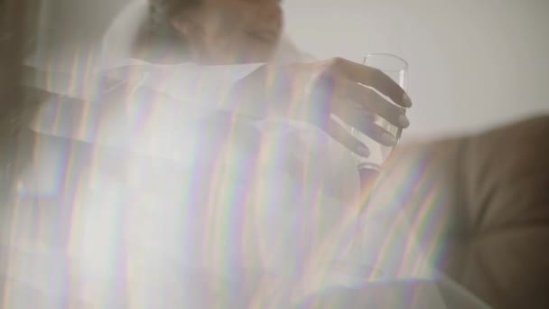 Mujer joven o novia en lencería con copa de champán bebiendo con luces del sol — Vídeos de Stock