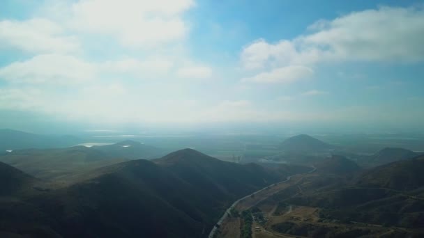 시골 그리고 산, 캘리포니아, 미국에 긴 감기도 공중 무인 비행기. 최대 비행 — 비디오