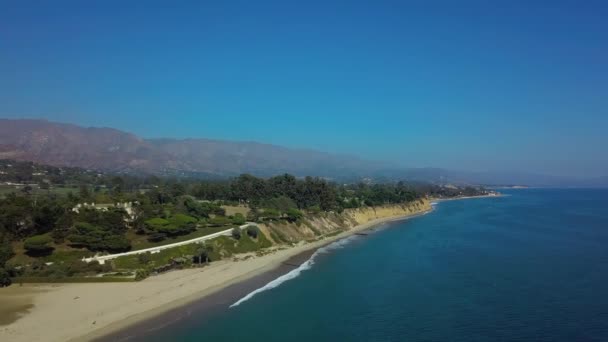 Antenn drönare Visa drone flyger över stranden uppåtgående vågor — Stockvideo