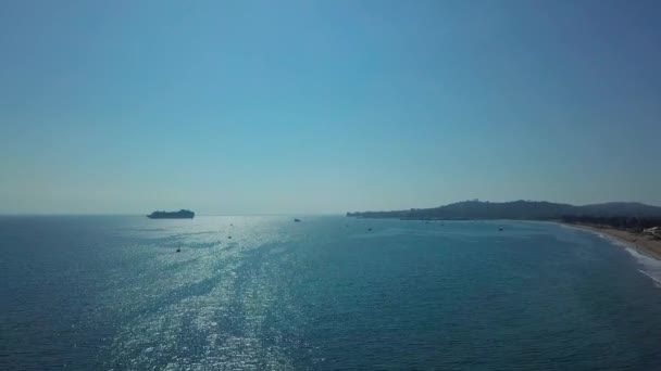 空中无人机画面, 一条游船线靠近小港口, 对抗蓝色海洋。加州。仍然拍摄 — 图库视频影像