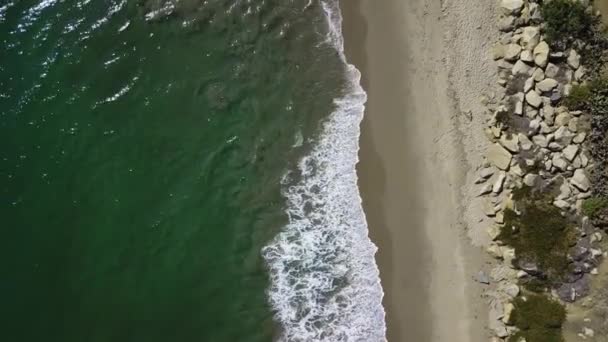 Ondas vista aérea quebrar na praia de areia ao pôr do sol visão aérea drone 4k tiro . — Vídeo de Stock