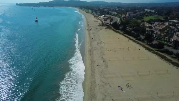 Vue aérienne du drone Le drone survole les vagues ascendantes de la plage. Vue du dessus 
