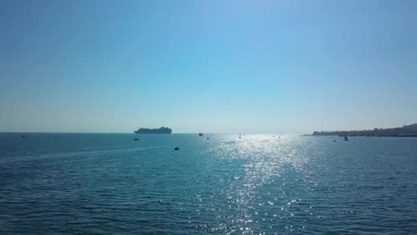 Εναέριο κηφήνα πλάνα μιας γραμμής κρουαζιέρας για να πάρει κοντά στο μικρό λιμάνι κατά το μπλε του ωκεανού. Καλιφόρνια ΗΠΑ πετούν σε πλοίο — Αρχείο Βίντεο