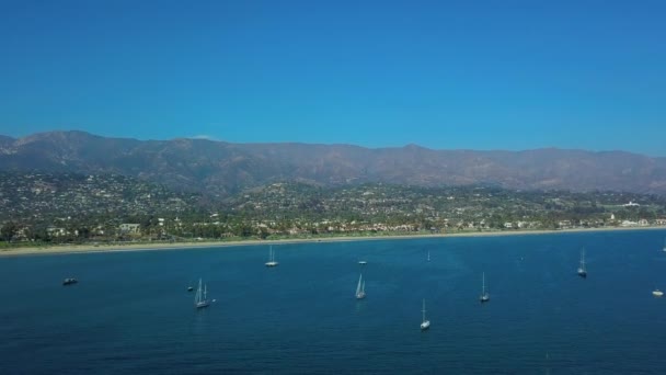 Καλιφόρνια εναέρια θέα στον ωκεανό λιμάνι και μια πόλη με πολλά σκάφη — Αρχείο Βίντεο