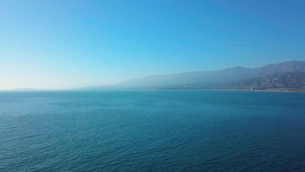 완벽 한 공중 와이드는 말리 부 캘리포니아 비치 관점의 석양 바다와 해안선을 보여주는 총 — 비디오