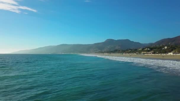 Şaşırtıcı güneşli gün. Hava dron görünümü dron beach yukarı doğru dalgalar üzerinde uçuyor — Stok video
