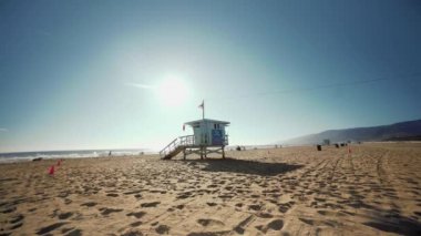 Santa Monica Beach, Los Angeles cankurtaran ev siluet gün batımında. geniş çekim