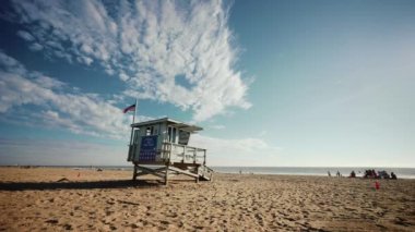Santa Monica Beach, Los Angeles'ta güneşli gün batımında cankurtaran ev siluet