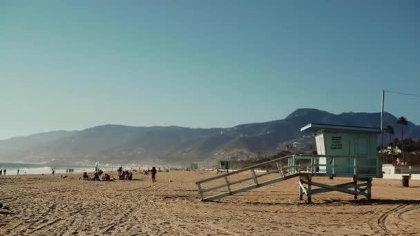 Lifeguard house silhouette at sunny day in Santa Monica beach, Los Angeles — Stock Video