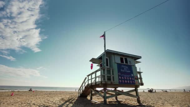 Sylwetka dom ratownika o zachodzie słońca w Santa Monica beach, Los Angeles 4k — Wideo stockowe