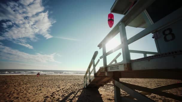 Casa de guarda-vidas silhueta ao pôr-do-sol na praia de Santa Monica, Los Angeles. Fechar — Vídeo de Stock