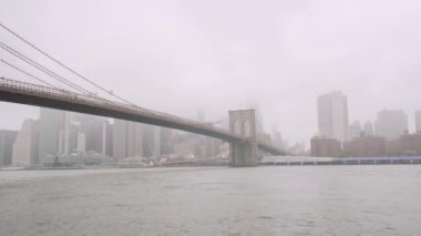 Manhattan ve Brooklyn Köprüsü, New York City gökdelenler. gökdelenler, bulutlu hava ve trafik Nehri üzerindeki sis. geniş çekim