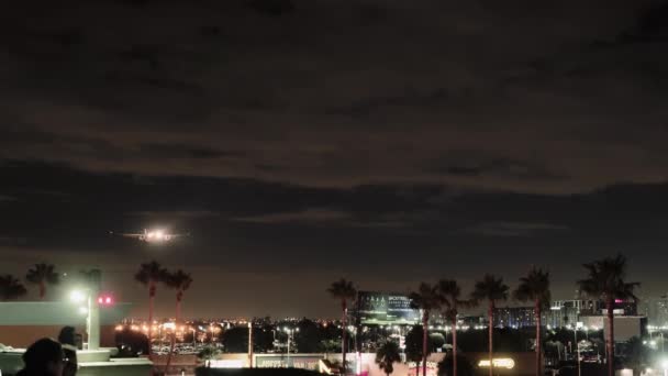 ロサンゼルス Lax 空港に夜飛行機の接近着陸をジェットします — ストック動画