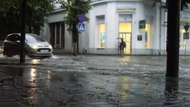 sert yağmur ve sel street, insanlar kendi araçları sel su sokakta ilerliyorsunuz. 28 Ağustos 2018. Ivano-Frankivsk. Ukrayna