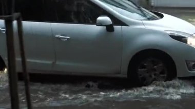 sert yağmur ve sel street, insanlar kendi araçları sel su sokakta ilerliyorsunuz. 28 Ağustos 2018 kapatın. Ivano-Frankivsk. Ukrayna