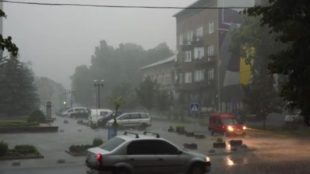 Depois de uma chuva forte, as pessoas estão dirigindo seus carros na rua da água da inundação. 28 Agosto 2018. Ivano-Frankivsk. Ucrânia — Vídeo de Stock