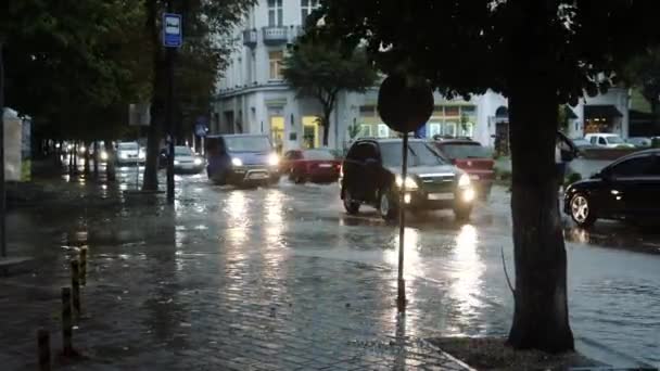 Después Una Fuerte Lluvia Gente Está Conduciendo Sus Coches Calle — Vídeos de Stock