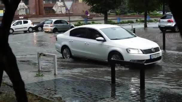 Forte pioggia e vento, le persone stanno guidando le loro auto nella strada dell'acqua alluvionale. Chiudete. 28 agosto 2018. Ivano-Frankivsk. Ucraina — Video Stock