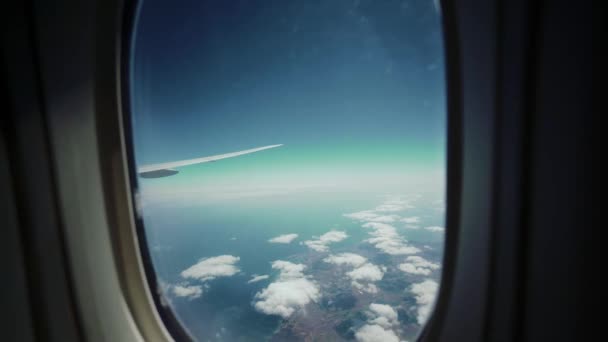 Flygfoto över himlen från trafikflygplan fönster. flytta kameran till windows. närbild — Stockvideo