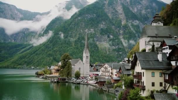 Panorami uitzicht vanaf drone aan het meer van de Hallstatt omgeven door bergen in de wolken. Oostenrijk aard. Zijaanzicht schot — Stockvideo