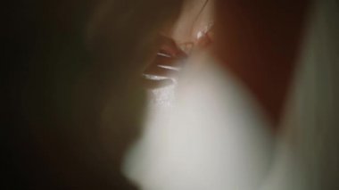 Gelin Giydir. Gelinler elbise bağlanır. Korse gelinin. Düğün günü.