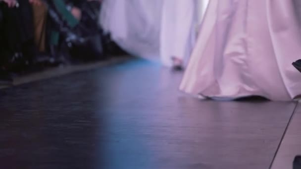 Güzel modelleri defile, tanıtım Tasarımcısı elbise, gece elbisesi modelleri grup hafta moda podyum defile yapmak — Stok video