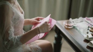 Onun iç çamaşırı bir güzel kız gelin damada bir mektup yazar