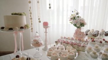 Beyaz şeker çubuğu düğün, şeker büfesi. fotoğraf makinesi portre taşımak