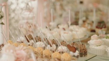 Beyaz şeker çubuğu düğün, düğün pasta tatlı tablo şeker üzerinde açık büfe. Hareket kamerayı kapatın