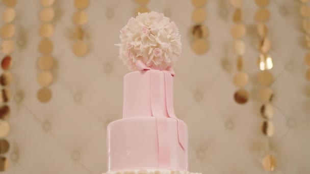 Γαμήλια τούρτα στο όμορφο φόντο. μετακινήσετε τη φωτογραφική μηχανή. Κοντινό πλάνο — Αρχείο Βίντεο