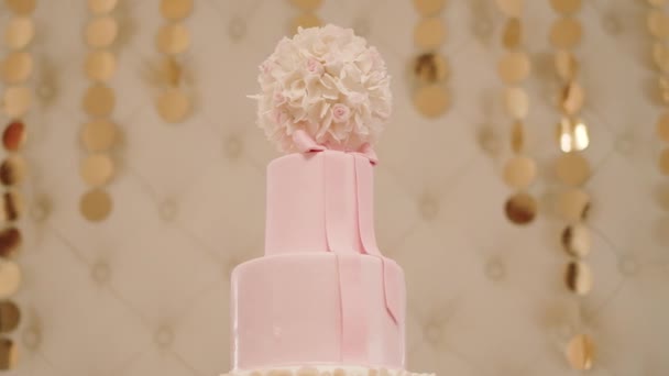 Gâteau de mariage dans un beau fond. Bouge la caméra. Gros plan — Video