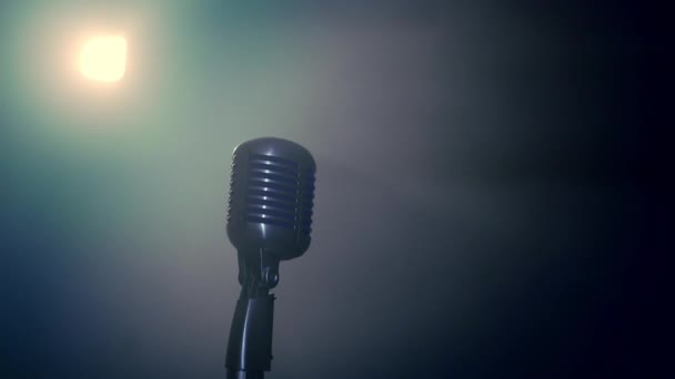 Вид концертного винтажного сверкающего микрофона, стоящего на сцене под ярким прожектором и дымом. Подвинь камеру. — стоковое видео