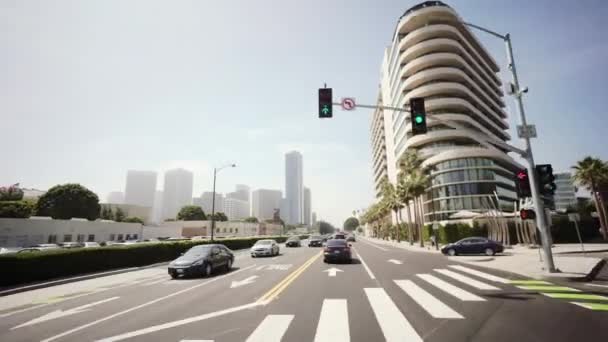 Placas de conducción Beverly Hills en Santa Monica Blvd California USA 20 septiembre 2018 — Vídeos de Stock