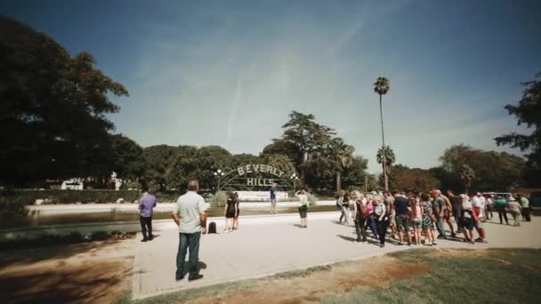 Tourists explore the Beverly Hills Sign landmark in Los Angeles, California, LOS ANGELES, CALIFORNIA, USA - september 20, 2018: — Stock Video