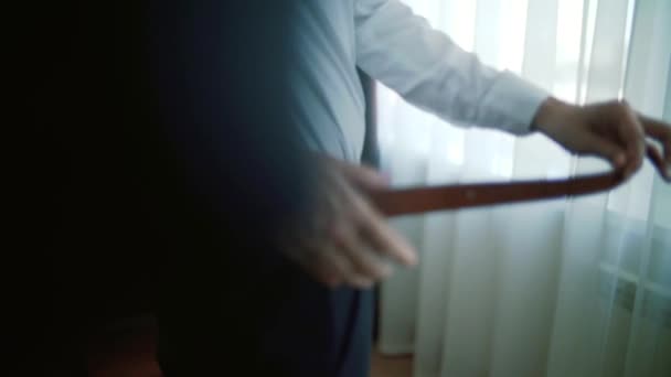 Mann schnallt Gürtel an — Stockvideo