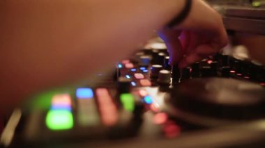 live show, ses mikseri. Gece kulübünde karıştırma elleri disko ve kulüp Dj parti. Yakın çekim