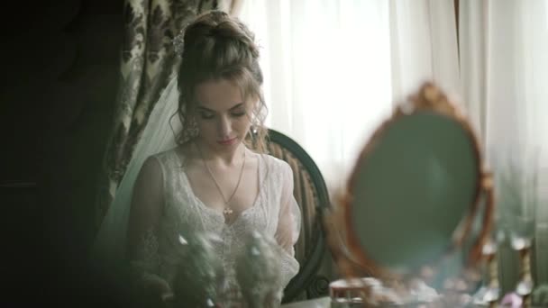 Een mooi meisje bruid in haar ondergoed schrijft een brief aan de bruidegom — Stockvideo