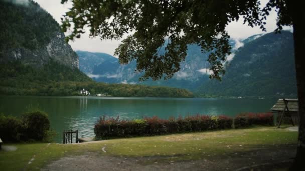 Panorami θέα στη λίμνη από το Χάλστατ περιβάλλεται. Αυστρία φύση. midle πυροβόλησε — Αρχείο Βίντεο
